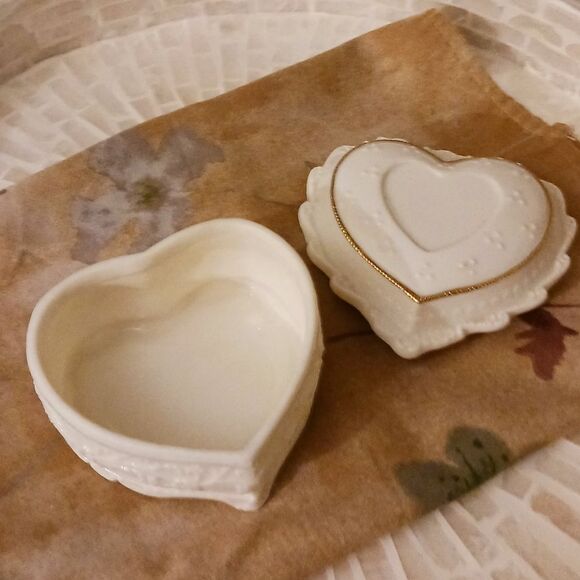 Heart Shaped Musical Trinket Holder, Keepsake Holder - Picture 3 of 13